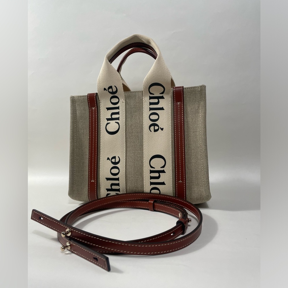 Chloé Small Woody Tote Bag in Linen
Tote bag in linen canvas & shiny calfskin